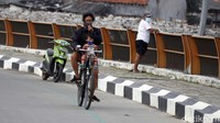 Seorang Balita ikut diajak bersepeda.