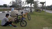 Para sepeda tampak tengah beristirahat.
