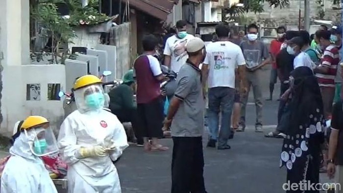 Warga Kecamatan Klaten Tengah meninggal dunia dalam perjalanan usai mendatangi 4 rumah sakit yang semuanya penuh, Klaten, Minggu (11/7/2021).