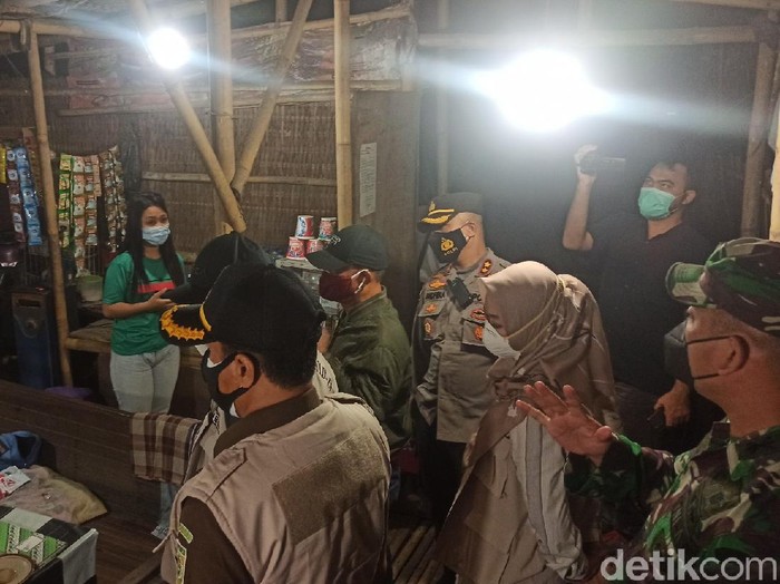 Warung kopi di Jalan lingkar Demak masih bandel buka saat jam malam PPKM Darurat, Sabtu (10/7/2021) malam.