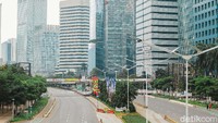Saat PPKM Darurat jalan Sudirman ditutup sehingga jalan tersebut sepi.