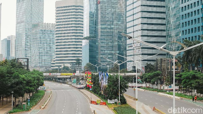 PPKM Darurat diberlakukan untuk membatasi pergerakan warga selama pandemi. Begini suasana di Jalan Sudirman, Jakarta, saat PPKM Darurat berlaku.