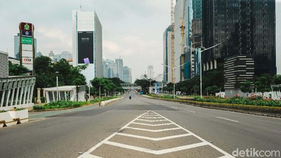 Wow! Jalan Sudirman Jakarta Sepi Banget