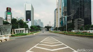 Wow! Jalan Sudirman Jakarta Sepi Banget