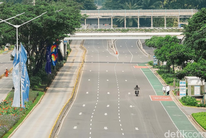 PPKM Darurat diberlakukan untuk membatasi pergerakan warga selama pandemi. Begini suasana di Jalan Sudirman, Jakarta, saat PPKM Darurat berlaku.