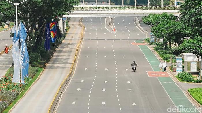 Wow! Jalan Sudirman Jakarta Sepi Banget PPKM Darurat diberlakukan untuk membatasi pergerakan warga selama pandemi. Begini suasana di Jalan Sudirman, Jakarta, saat PPKM Darurat berlaku.