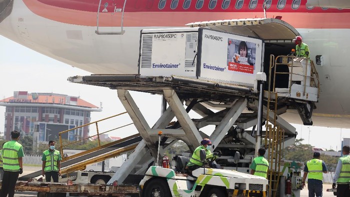 Sebanyak 10 juta dosis bahan baku vaksin COVID-19 Sinovac kembali tiba di Indonesia. Jutaan dosis vaksin itu selanjutnya akan dibawa ke Bio Farma Bandung.