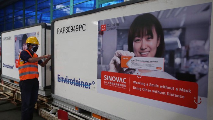 Sebanyak 10 juta dosis bahan baku vaksin COVID-19 Sinovac kembali tiba di Indonesia. Jutaan dosis vaksin itu selanjutnya akan dibawa ke Bio Farma Bandung.
