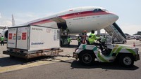 Pekerja melakukan bongkar muat Envirotainer berisi vaksin COVID-19 Sinovac setibanya dari Beijing di Terminal Cargo Bandara Soekarno Hatta, Tangerang, Banten, Senin, (12/7/2021).