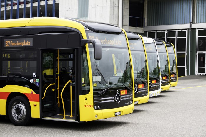 Mercedes-Benz eCitaro mit vollelektrischem Antrieb, Exterieur, gelb, 2 x elektrischer Radnabenmotor, 2 x 125 kW, 2 x 485 Nm, 7 Festkörperbatterien, 63 kWh pro Festkörperbatterie, Preventive Brake Assist, Sideguard Assist, Länge/Breite/Höhe: 12.135 /2.550/3.400 mm, Beförderungskapazität: 1/86 

Mercedes-Benz eCitaro with all-electric drive, exterior, silver metallic, 2 x electric hub motor, 2 x 125 kW, 2 x 485 Nm, 7 solid-state batteries, 63 kWh per solid-state battery, Preventive Brake Assist, Sideguard Assist, length/width/height: 12135 /2550/3400 mm, passenger capacity: 1/86.