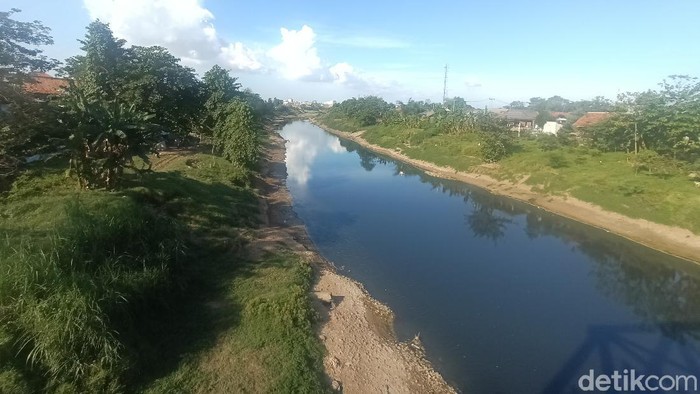 Air Sungai Citarum di Karawang berwarna hitam dan berbau.