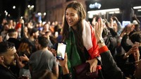 Seorang pendukung cantik Italia merayakan gelar juara di Soho, London, Inggris. AP Photo/Matt Dunham  