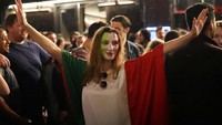 Wanita tersebut tampak memakai baju berwarna bendera Italia. AP Photo/Matt Dunham