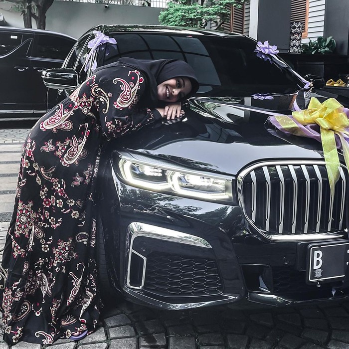 Atta Halilintar hadiahkan Aurel Hermansyah mobil BMW 730Li M Sport seharga Rp 2 miliar Atta Halilintar hadiahkan Aurel Hermansyah mobil BMW 730Li M Sport seharga Rp 2 miliar