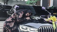 Shoockk!! Alhamdulillah Terima kasih sayangkuu untuk kado yg sangaaat special!!. Gak nyangka di kasih kado inii dan surprise2 yang kamu siapin.. memang km suami yg luar biasa, terima kasih selalu membuah aku Bahhagia, tulis Aurel, seperti dilihat detikOto di akun Instagram @aurelie.hermansyah, Senin (12/7/2021). Foto: Instagram @attahalilintar