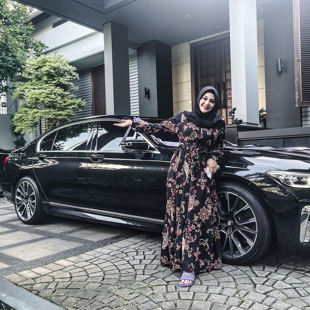 Atta Halilintar hadiahkan Aurel Hermansyah mobil BMW 730Li M Sport seharga Rp 2 miliar