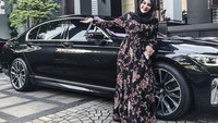 Menurut Director of Communications BMW Group Indonesia, Jodie Otania, mobil BMW yang dihadiahkan Atta ke istrinya merupakan salah satu model paling mewah BMW Indonesia. Itu BMW 730Li M Sport, sedan flagship BMW, kata Jodie, kepada detikOto, Senin (12/7/2021). Foto: Instagram @attahalilintar