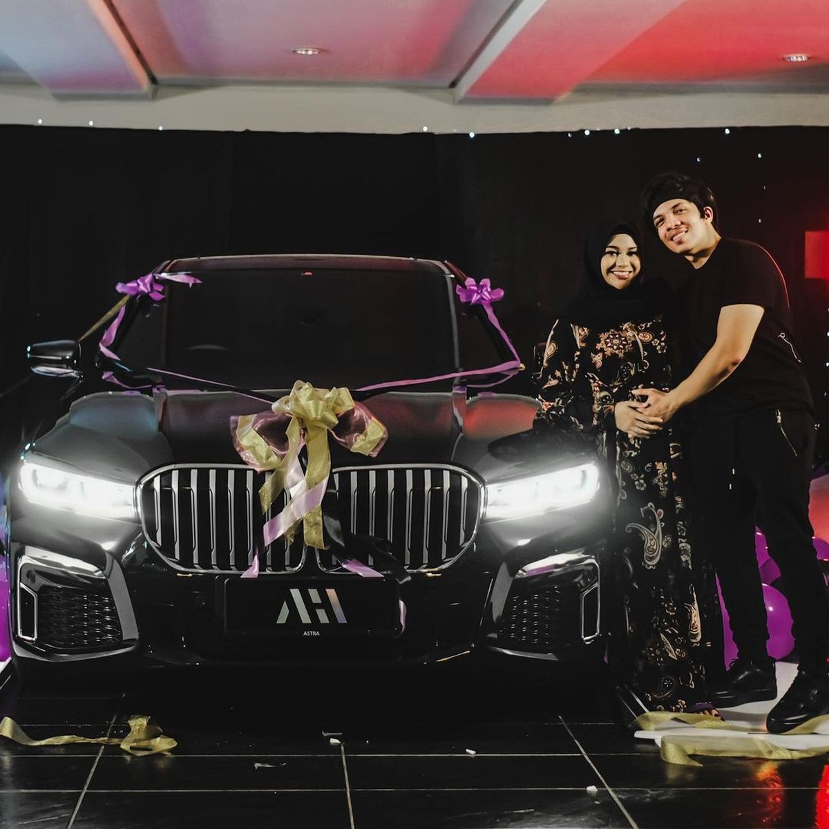 Kado Sedan Mewah BMW Seri 7 Dari Atta Halilintar Untuk Aurel Hermansyah