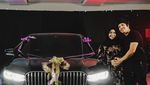 Kado Sedan Mewah BMW Seri 7 dari Atta Halilintar untuk Aurel Hermansyah