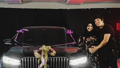 Kado Sedan Mewah BMW Seri 7 dari Atta Halilintar untuk Aurel Hermansyah