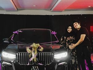Kado Sedan Mewah BMW Seri 7 dari Atta Halilintar untuk Aurel Hermansyah
