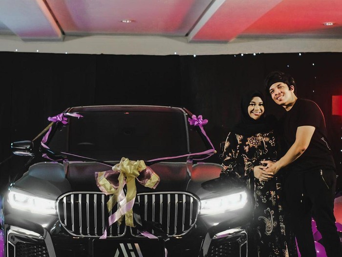 Atta Halilintar hadiahkan Aurel Hermansyah mobil BMW 730Li M Sport seharga Rp 2 miliar