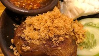Ayam Kremes Galaxy yang berlokasi di Kemang, Jakarta Selatan juga terkenal dengan ayam kremesnya. Di sini kamu bisa menikmati ayam kremes per potong dengan harga Rp 20 ribuan. Sedangkan ayam kremes 1 ekor dengan harga Rp 50 ribu. Foto: Instagram @ayamkremesgalaxykemang