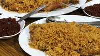 Buat kamu yang tinggal di Bogor, Jawa Barat tak perlu bingung kalau ingin menikmati ayam kremes yang enak. Ada di tempat makan bernama Ayam Goreng Ardhita. Harga per porsinya mulai dari Rp 60 ribuan untuk 1/2 ekor ayam dan Rp 120 ribuan per 1 ekornya. Foto: Instagram @ariajajan