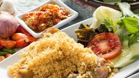 Masih di Bogor, Jawa Barat, restoran Bebek & Ayam Goreng Pak Ndut juga jadi andalan untuk menikmati ayam kremes. Harganya Rp 39 ribuan per paketnya. Selain ayam, di sini bebek kremesnya juga tak kalah enak lho! Foto: Instagram @pakndutresto_pku