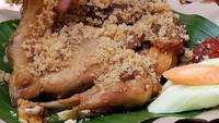 Mbok Berek Ny. Astuti juga menawarkan ayam kremes gurih nikmat yang cocok untuk makan siang. Untuk menikmati sepaket ayam kremes di sini, kamu cukup membayar mulai dari Rp 24 ribu - Rp 85 ribuan. Foto: Instagram @mbokberekastuti