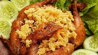 Ayam goreng tulang lunak memang paling nikmat, apalagi kalau ditambahkan kremesan yang gurih nikmat. Bisa kamu temui di gerai Ayam Tulang Lunak Keratonan yang berlokasi di Jalan Boulevard Raya Gading Serpong, Tangerang. Harganya Rp 18 ribuan per potong. Foto: Instagram @atlkeratonan