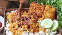 Ayam kremes enak dengan kemasan yang kekinian bisa kamu temui di Ayam Goreng Kremes Pak Djum. Lokasinya berada di kawasan Sunter, Jakarta Utara. Harga per porsinya dibanderol mulai dari Rp 27 ribuan. Kamu bisa memesannya via aplikasi online. Foto: Instagram @anakmakan