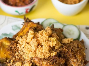 Gurih Nagih! 5 Ayam Kampung Goreng Plus Kremesan dan Sambal Terasi