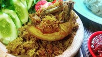 Ingin ayam kremes untuk makan siang? Kamu bisa memesannya dari gerai Ayam Kremes Jeng Endar yang lokasinya ada di Jalan Gelong Baru Utara No. 1A, Jakarta Barat. Harganya terjangkau, mulai dari Rp 20 ribuan saja. Foto: Instagram @ayamkremesjengendar