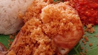 Di kawasan Kalisari, Pasar Rebo, Jakarta Timur, ada tempat makan ayam kremes enak namaya Ayam Goreng Kremes Putra Serayu. Harga ayam kremes di sini juga terjangkau, mulai dari Rp 20 ribuan saja. Foto: Instagram @adu.bikulind