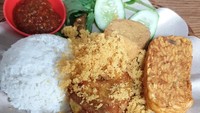 Ayam Kremes Putri Kencana juga tak kalah enak. Lokasinya ada di Jalan Gelong Baru Barat V No. 1, Jakarta Barat. Ayam kremes yang gurih nikmat ini per porsi harganya Rp 20 ribuan. Foto: Instagram @dr_izwan