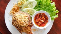 Ayam Goreng Karawaci sudah terkenal di kawasan Tangerang. Saat ini sudah banyak cabangnya yang juga tersebar di Jakarta. Ayam kremes di sini bisa kamu nikmati mulai dari harga Rp 17 ribuan per potongnya. Kalau kamu ingin pesan yang istimewa ada menu 1 ekor ayam kampung dengan harga Rp 55 ribuan. Foto: Instagram @ayamgorengkarawaci