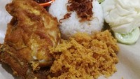 Ayam kremes enak juga bisa kamu temui di gerai Ayam Goreng Borobudur. Lokasinya ada di Jalan Agung Utara 24, Sunter, Jakarta Utara. Satu porsi ayam kremes ini harganya Rp 27 ribuan sudah lengkap dengan tahu dan tempe. Foto: Instagram @twohandsculinary