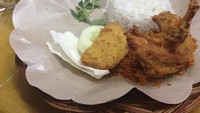 Ayam Goreng Lemoe atau Ayam Goreng Ibu Djagat ini juga bisa kamu kunjungi kalau ingin menikmati seporsi ayam kremes renyah gurih. Lokasinya ada di kawasan Cempaka Putih. Harganya per posi Rp 16 ribuan saja. Foto: Instagram @triyana792