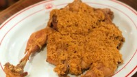 Ayam kremes legendaris dan populer di Jakarta adalah Ayam Goreng Ny Suharti. Salah satu lokasinya ada di Jalan Pemuda No. 3A, Jakarta Timur. Ayam kremes di sini terkenal enak dengan taburan kremes gurih yang melimpah. Harganya mulai dari Rp 70 ribuan. Foto: Instagram @ayamgorengnysuhartipemuda