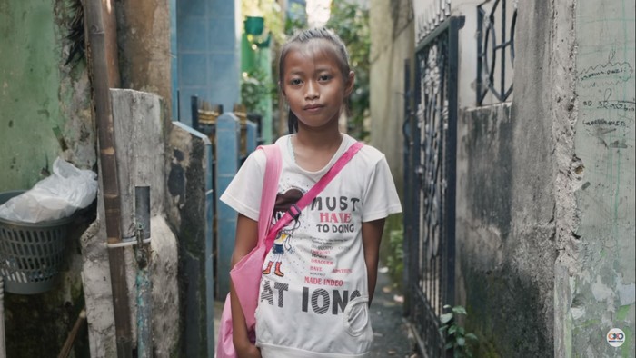 Belajar Bersyukur dari Indah, Bocah Pemulung Punya 11 Anggota Keluarga