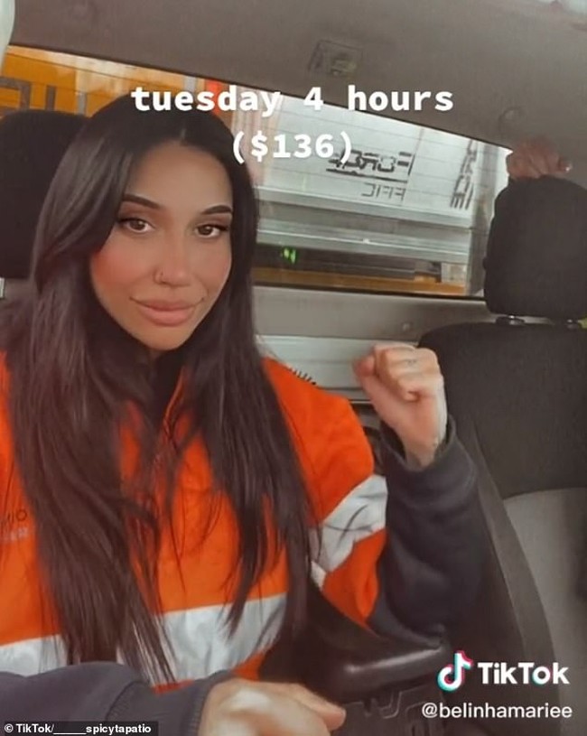 Wanita bernama Belinha Ferreira baru-baru ini jadi viral setelah mengungkap profesinya di TikTok. Meski seorang wanita yang punya penampilan menarik, ia tak ragu untuk bekerja di jalanan jadi petugas lalu lintas. Tak heran memang karena untuk pekerjaan itu ia bisa dibayar puluhan juta dalam seminggu. Foto: Instagram @_spicytapatio