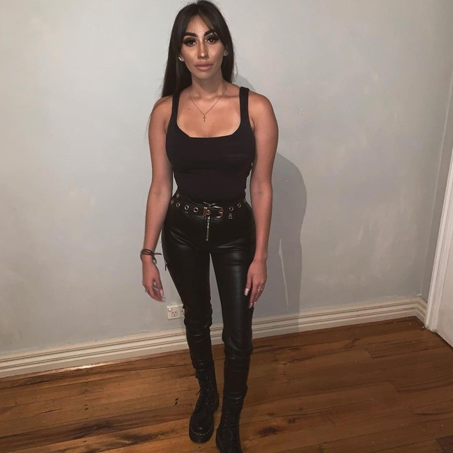 Selain gaji yang bisa dibilang besar, banyak orang tertarik dengan profesi itu karena memberikan uang transportasi dan makan. Meski begitu, tak sedikit netizen yang berkomentar bahwa Belinha menjalankan profesi ini karena tidak lulus sekolah dan hal itu dibenarkan olehnya. Benar aku drop out di kelas 10, tulisnya yang mengaku tidak menyesal keluar dari sekolah dan tak lanjut universitas. Foto: Instagram @_spicytapatio