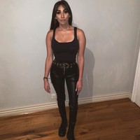 Selain gaji yang bisa dibilang besar, banyak orang tertarik dengan profesi itu karena memberikan uang transportasi dan makan. Meski begitu, tak sedikit netizen yang berkomentar bahwa Belinha menjalankan profesi ini karena tidak lulus sekolah dan hal itu dibenarkan olehnya. Benar aku drop out di kelas 10, tulisnya yang mengaku tidak menyesal keluar dari sekolah dan tak lanjut universitas. Foto: Instagram @_spicytapatio