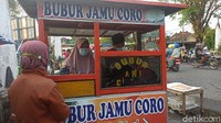 Jamu Coro ini dipercaya pembeli sebagai obat penangkal Corona, soalnya corona ini kan efeknya membuat dada sesak, pilek, menyerang bagian dalam manusia. Lalu jamu coro ini cocok dikonsumsi karena terdapat ramuan-ramuan jamu yang bisa menstabilkan tubuh, jelas Utami saat ditemui di gerobak lapaknya (11/7). Foto: detikcom/Mochamad Saifudin