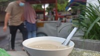 Utami tertarik berjualan jamu coro karena prihatin dengan banyaknya makanan atau minuman baru yang memakai bumbu campuran kimia. Keresahan itu yang membuat dirinya mengembangkan jamu coro warisan nenek moyang tersebut. Foto: detikcom/Mochamad Saifudin