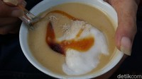 Utami menuturkan peminat jamu tersebut kian ramai, ia berjualan dari pukul 15.00 - 17.30 WIB dan selalu habis diburu warga. Setiap hari ia membuat bahan jamu tersebut sebanyak 6 kilogram atau satu dandang. Foto: detikcom/Mochamad Saifudin