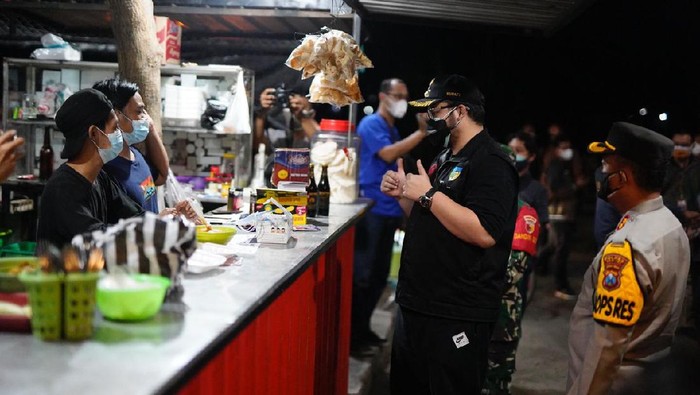 Bupati Kediri Borong Dagangan Hingga Ancam Tutup Warung Yang Melanggar PPKM Darurat