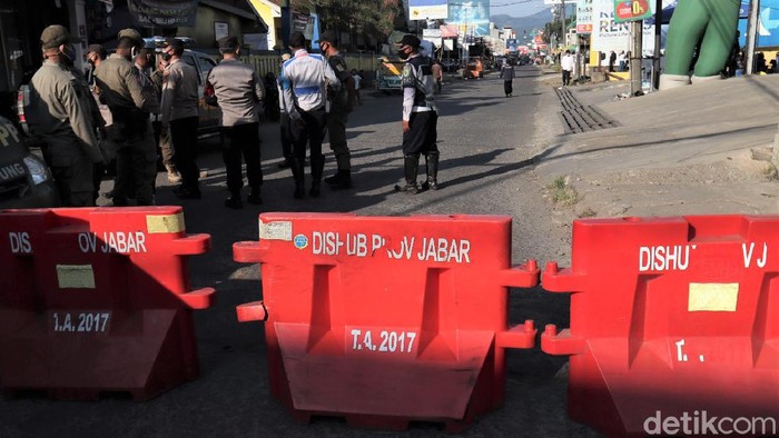 Jalan Tengah Majalaya, Kabupaten Bandung, melakukan ujicoba sistem buka-tutup jalan hari ini. Hal itu dilakukan untuk menekan mobilitas warga di masa pandemi.