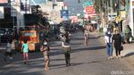 Cegah Mobilitas Warga, Jalan Majalaya Berlakukan Sistem Buka-Tutup